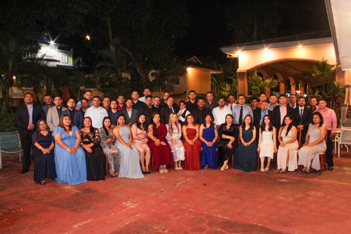 Equipo de trabajo de Guifarro y Asociados en evento exterior