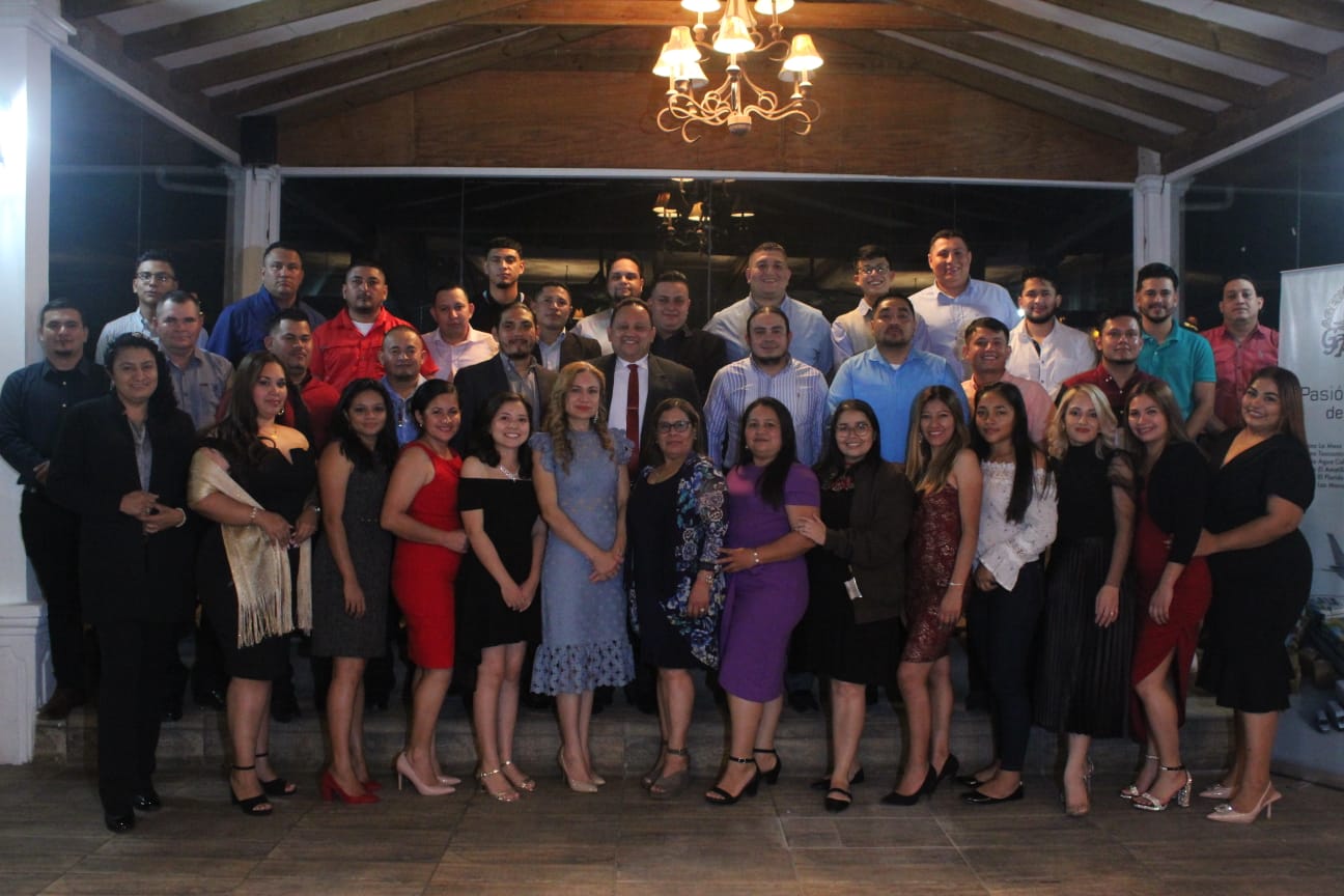 Equipo de trabajo de Guifarro y Asociados, foto grupal
